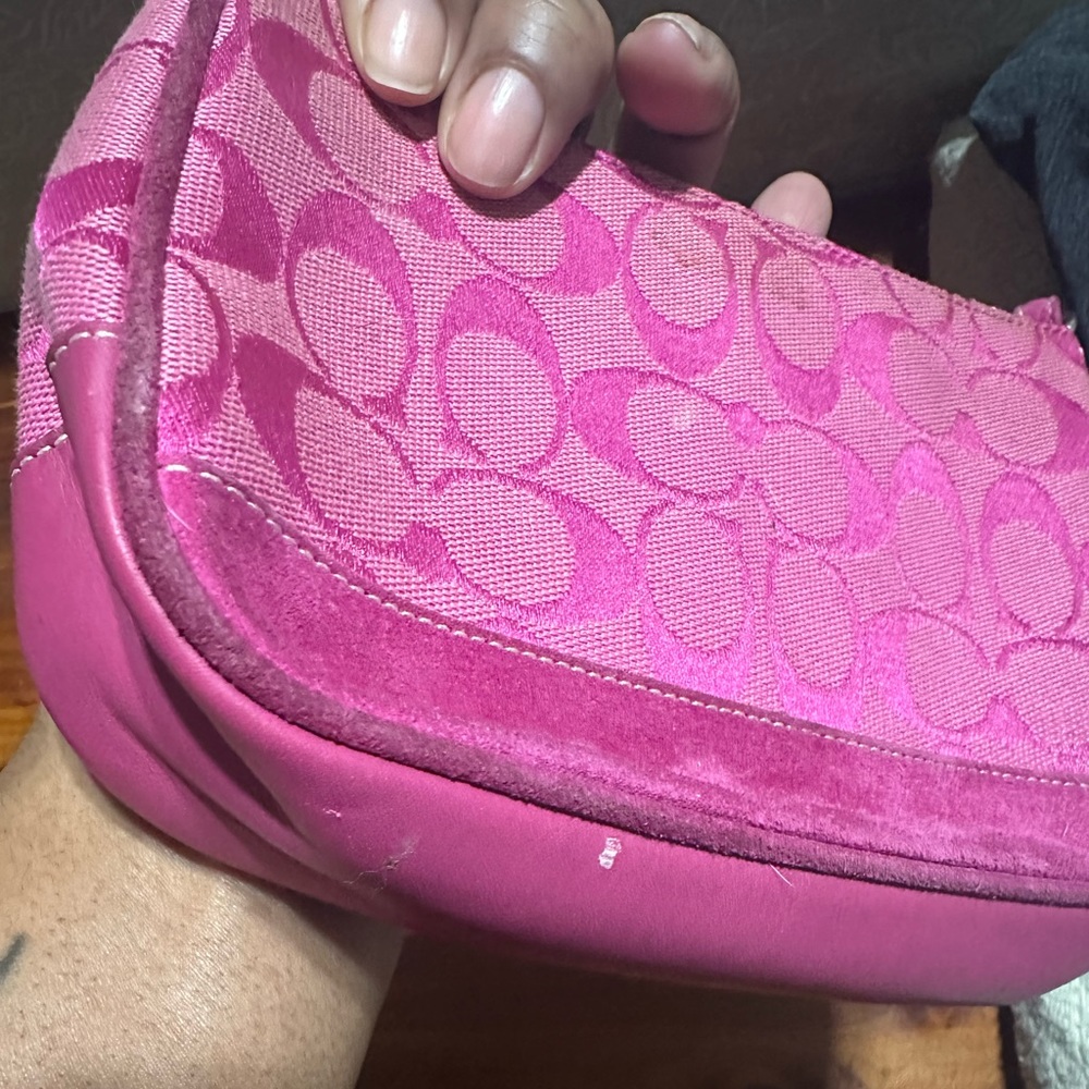 Coach pink wristlet @alondracarrillo